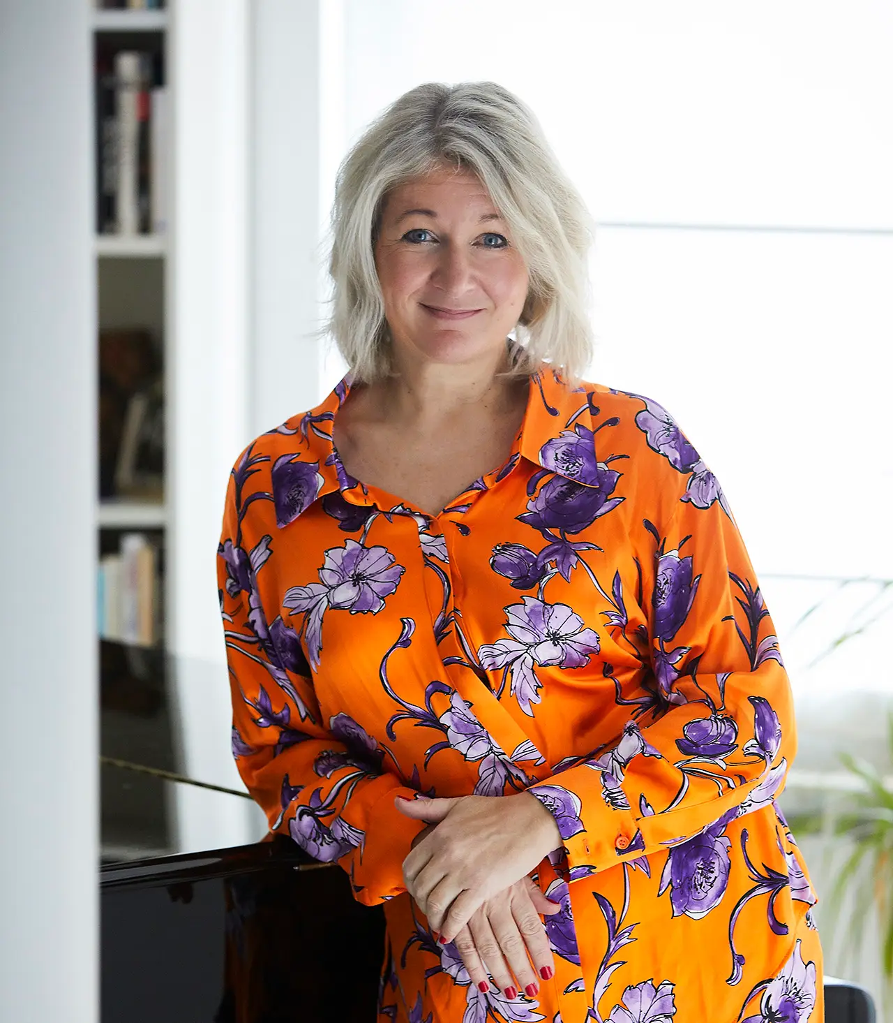 Daria Klisch, Neuro-Performance Coach, im orangefarbenen Kleid